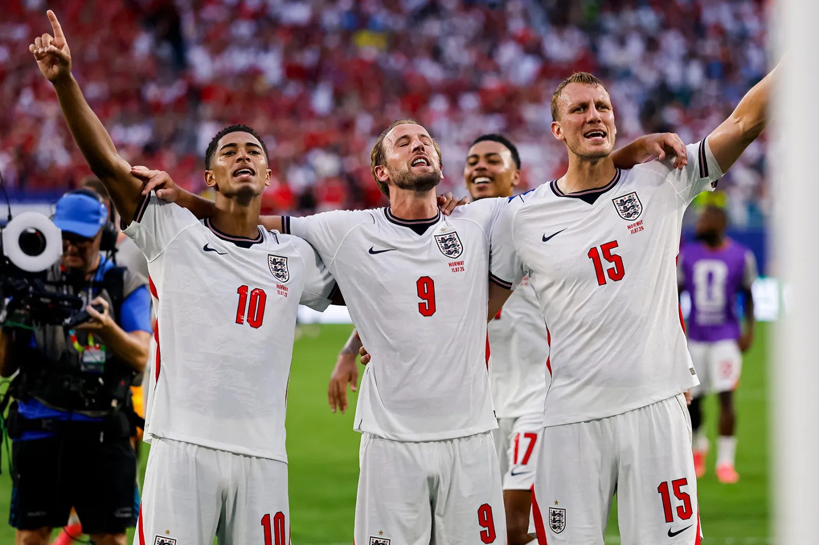 England's World Cup Anthem Was Born Spontaneously: "Wonderwall"